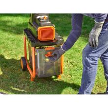 Elektrický drvič konárov 2800W - objem 45 L_use1 (3)